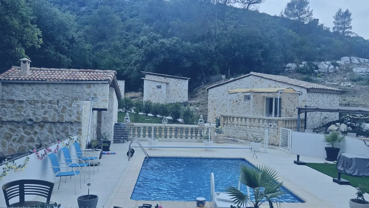 La piscine et les villas du Domaine Anaëlya en Provence